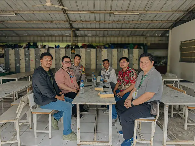 Pertemuan di area pabrik