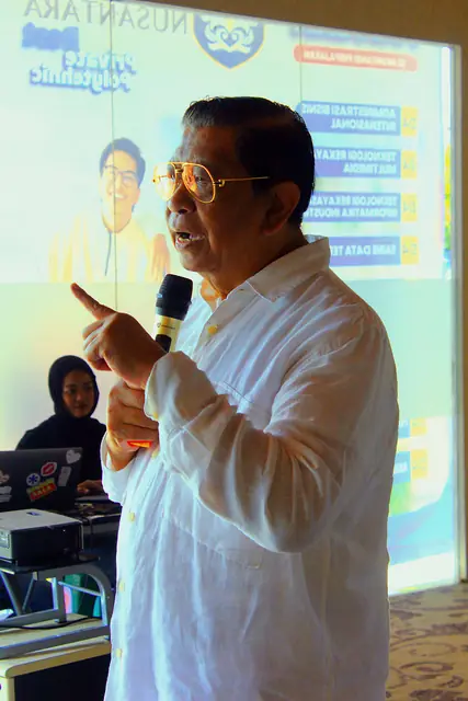 Prof. Dr. Budiharjo berbicara