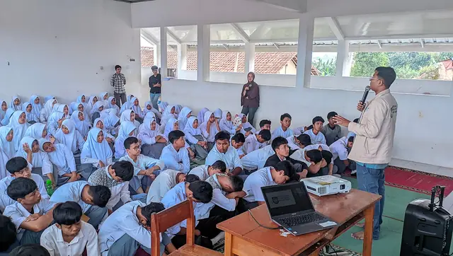 Pemateri di sekolah