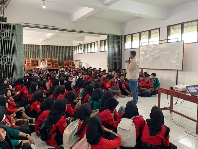 Mentoring di depan siswa SMK