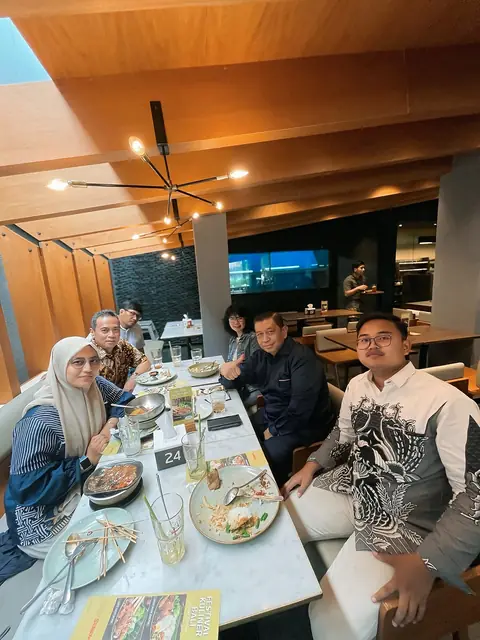 Diskusi bersama pembina dan tim