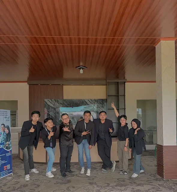 Tim kampus PTN di lobi kampus